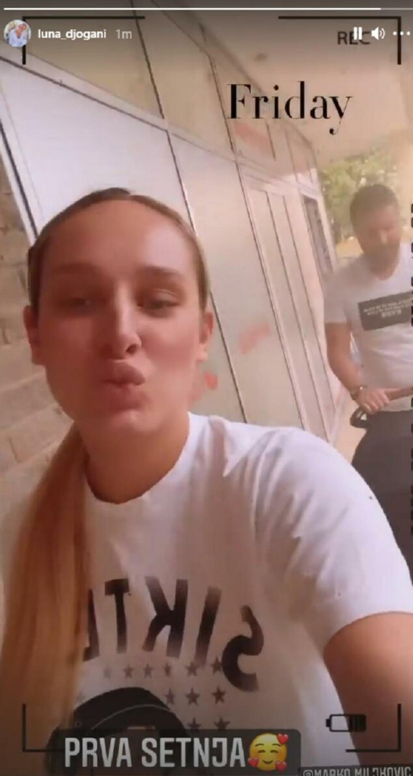 Luna Đogani i Marko Miljković u šetnji sa ćerkicom Miom