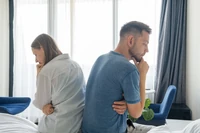 Żyją razem, ale są dla siebie jak współlokatorzy. "Kiedy poszła do łazienki, zajrzałem w jej w telefon"