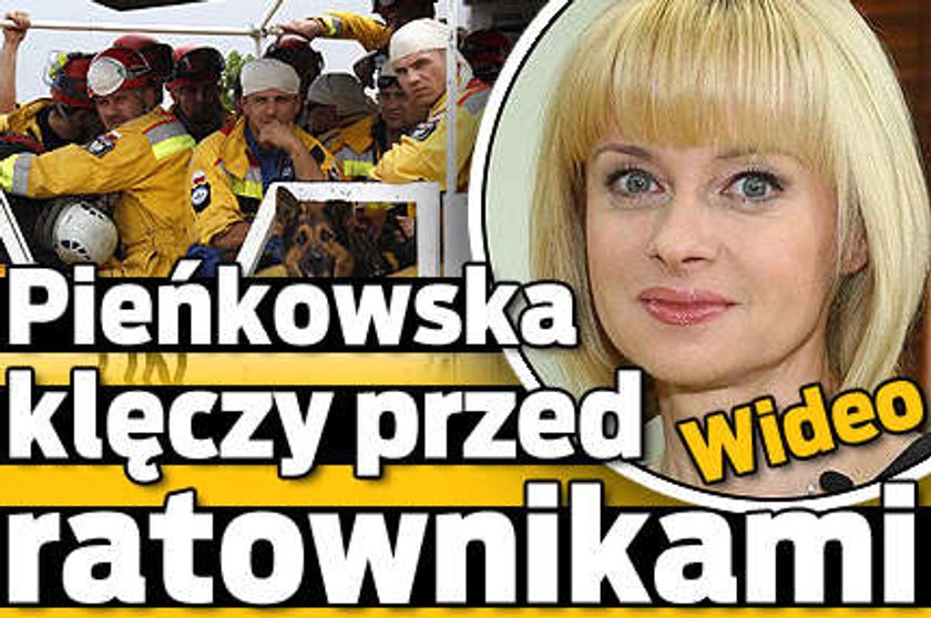 Pieńkowska klęczy przed ratownikami. Wideo