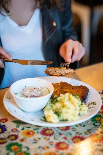 Kotlet schabowy z panierką z mąki z ciecierzycy i mieszanki mąk bezglutenowych