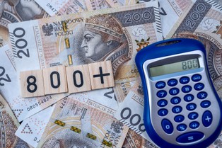 Nie wszyscy o tym wiedzą. Czy można pobierać 800 plus na dorosłe, uczące się dziecko?