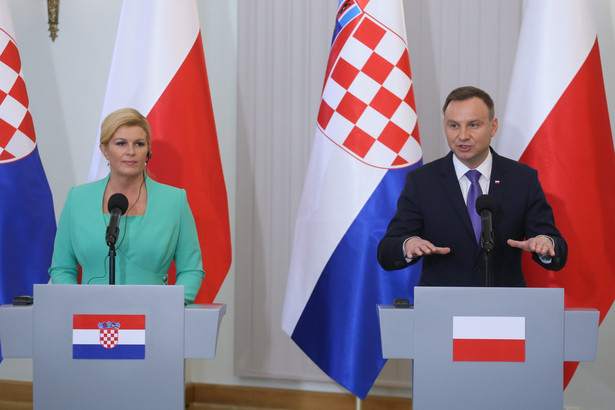 Prezydent Andrzej Duda i prezydent Chorwacji Kolinda Grabar-Kitarovic podczas konferencji prasowej po podpisaniu dokumentów dwustronnych - pierwszych umów realizujących koncepcję Trójmorza