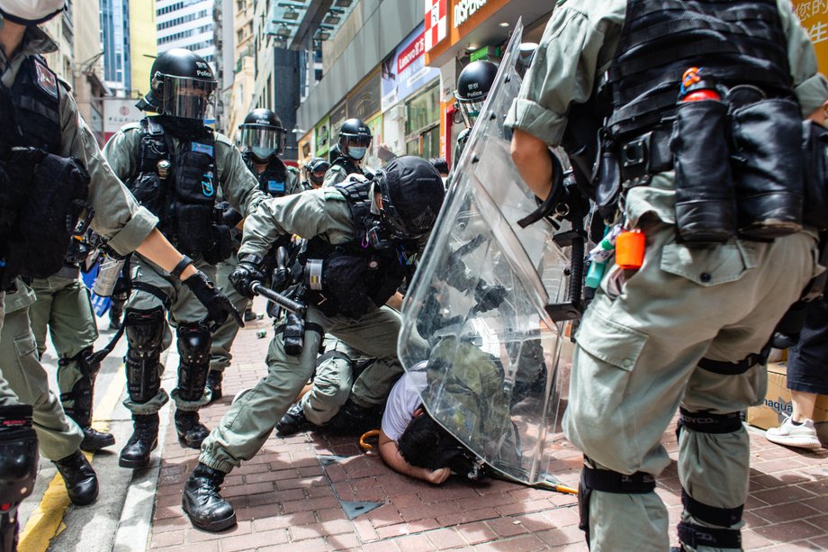 Policja w Hongkongu pacyfikuje protestującego przeciwko nowemu prawu o bezpieczeństwie, lipiec 2020 r. 