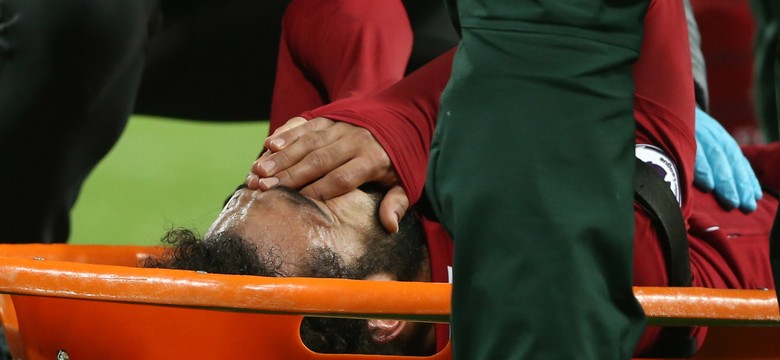 Salah zniesiony z boiska na noszach. Liverpool przynajmniej do poniedziałku liderem Premier League