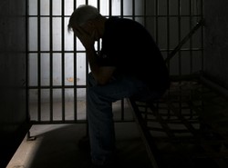 Gwałcił je ojciec, sąsiedzi wytykają palcami