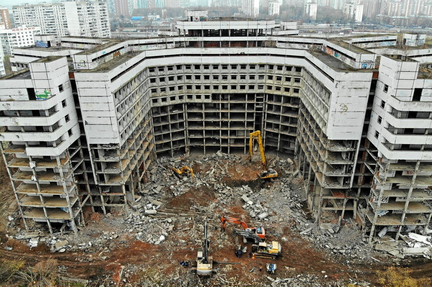 Wyburzanie szpitala, foto: Mos.ru, CC BY 4.0 Wikimedia Commons