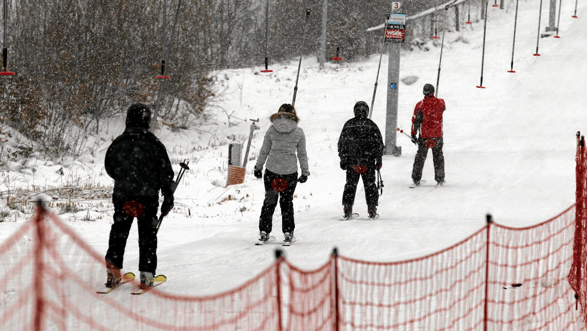 Zima wraca na świętokrzyskie trasy narciarskie. Lekkie ochłodzenie i padający śnieg poprawiły warunki na stokach. Można jeździć w ośmiu ośrodkach, wszędzie warunki są bardzo dobre.