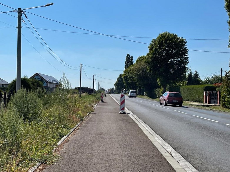 Budowa ścieżki rowerowej - Wisła Wielka, ul. Cieszyńska - 05.08.2022 - autor: pless.pl