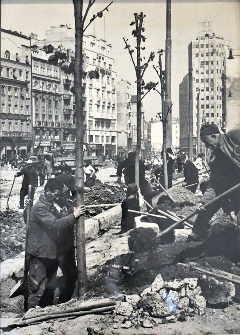 “Prekopavanje” Terazija 1946. godine izmenilo je predratni opis centra Beograda, i odnelo mnoge vredne stvari poput fontane. Ali je, istovremeno, donelo i neki novi format koji znamo i danas. Radovi su trajali nekoliko meseci. 