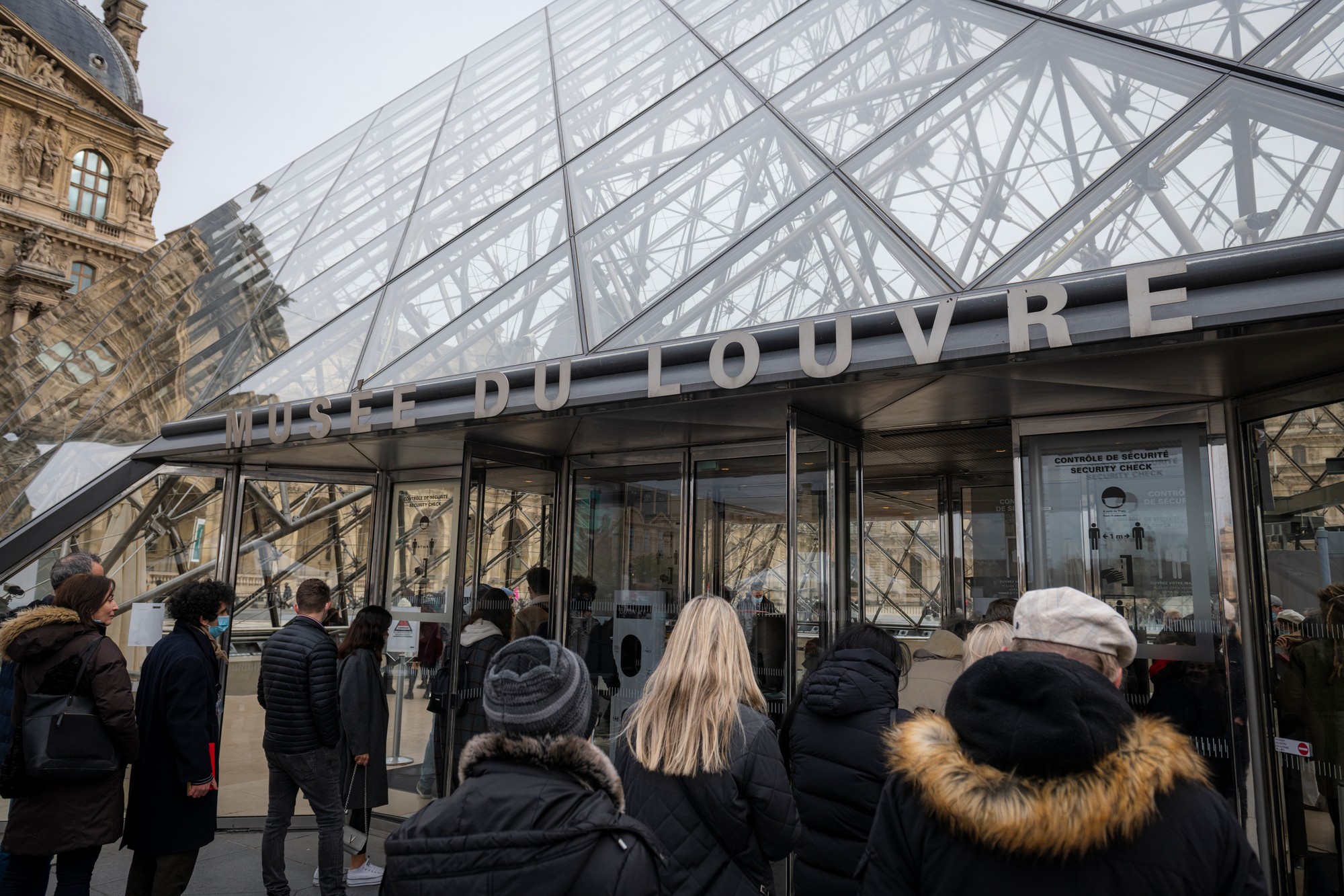 Louvre je najväčšie múzeum na svete, v ktorom sa nachádzajú státisíce diel.