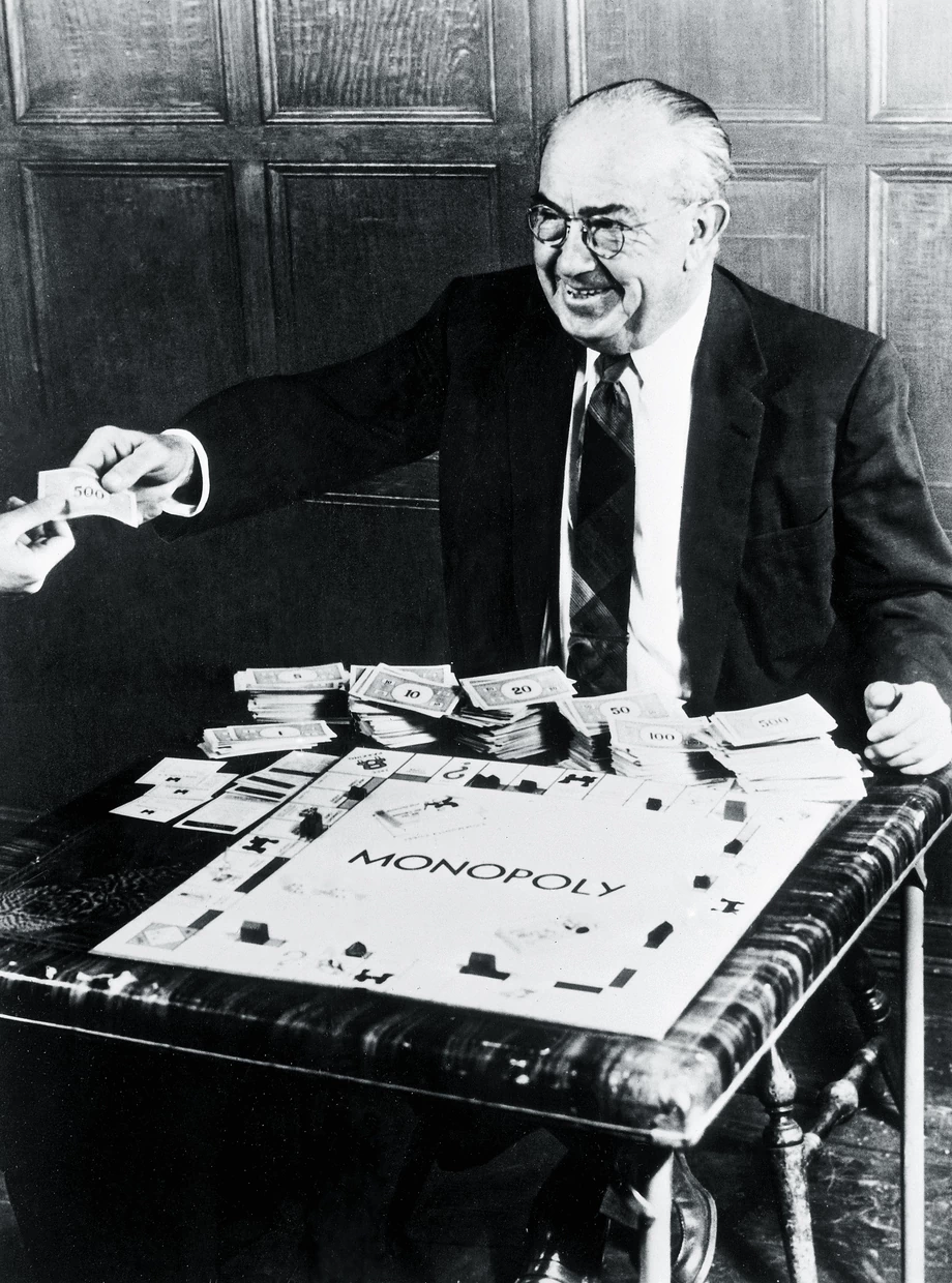 Przez lata „ojcem” „Monopolu” był Charles Darrow. Opatentował grę i sprzedał ją firmie Parker Brothers.
