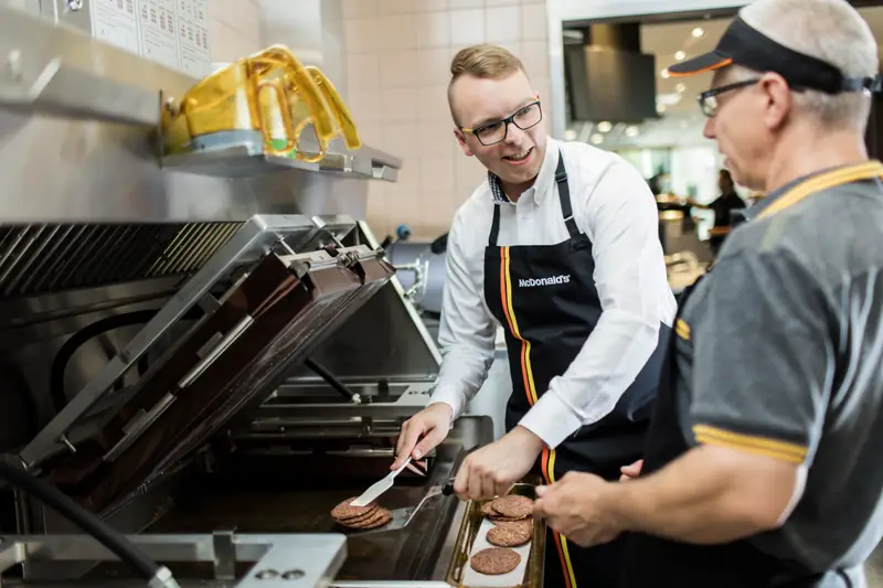 Pracownicy McDonald’s radzili sobie w testach kompetencyjnych lepiej niż ich rówieśnicy, którzy doświadczenie zbierali w innych firmach gastronomicznych. 