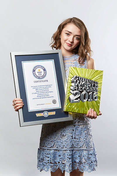 Maisie Williams z certyfikatem Księgi rekordów Guinnessa