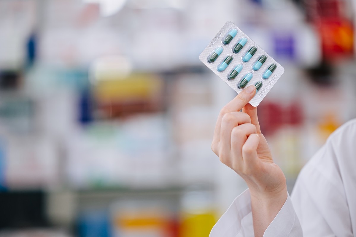 Farmaceuta trzyma lek. GIF natychmiast wycofuje lek psychiatryczny. Może być niebezpieczny dla pacjentów