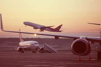 Samoloty coraz bardziej opóźnione. IATA alarmuje: w 2018 r. już łącznie o... 26 lat