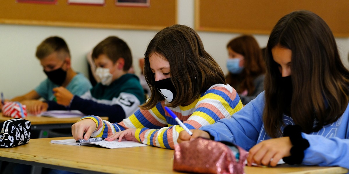 Rząd rozważa dwie opcje dotyczące dalszej edukacji dzieci - w tym kontynuację nauki zdalnej.