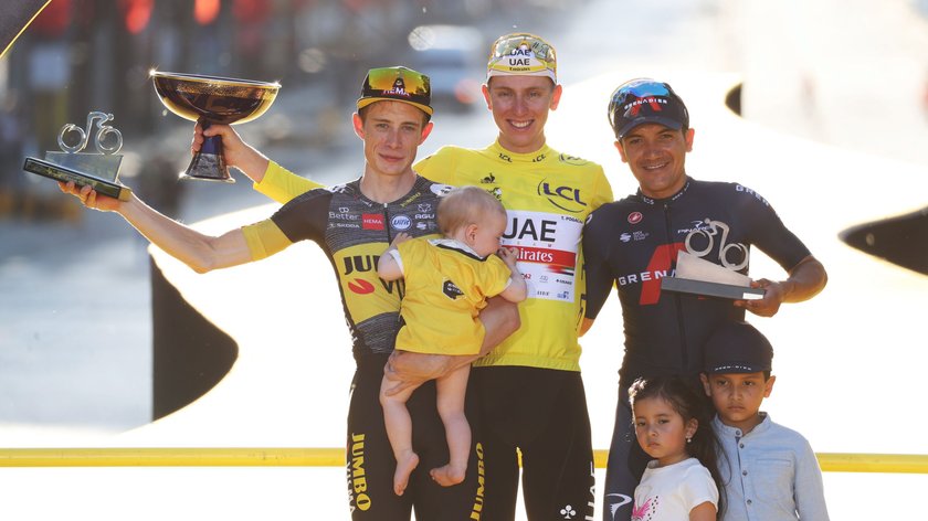 Jonas Vingegaard (25 l., z lewej) przegrał w Tour de France tylko z Tadejem Pogacarem (23 l.)