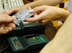 Faceci zadłużają się, by zdobyć partnerkę