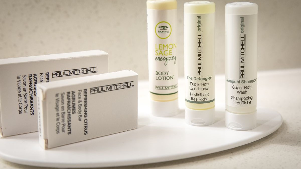 Poți fi acuzat de furt dacă iei șamponul sau cosmeticele din hotel? Ce spune legea și cum văd hotelierii acest obicei