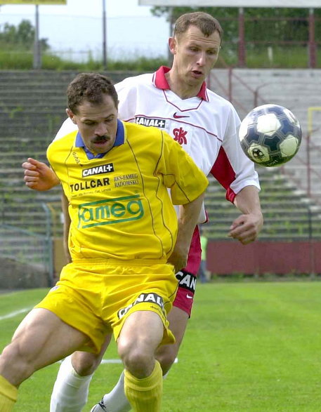 Mirosław Myśliński (w żółtym stroju) w barwach RKS Radomsko