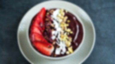 Śniadaniowy acai smoothie bowl