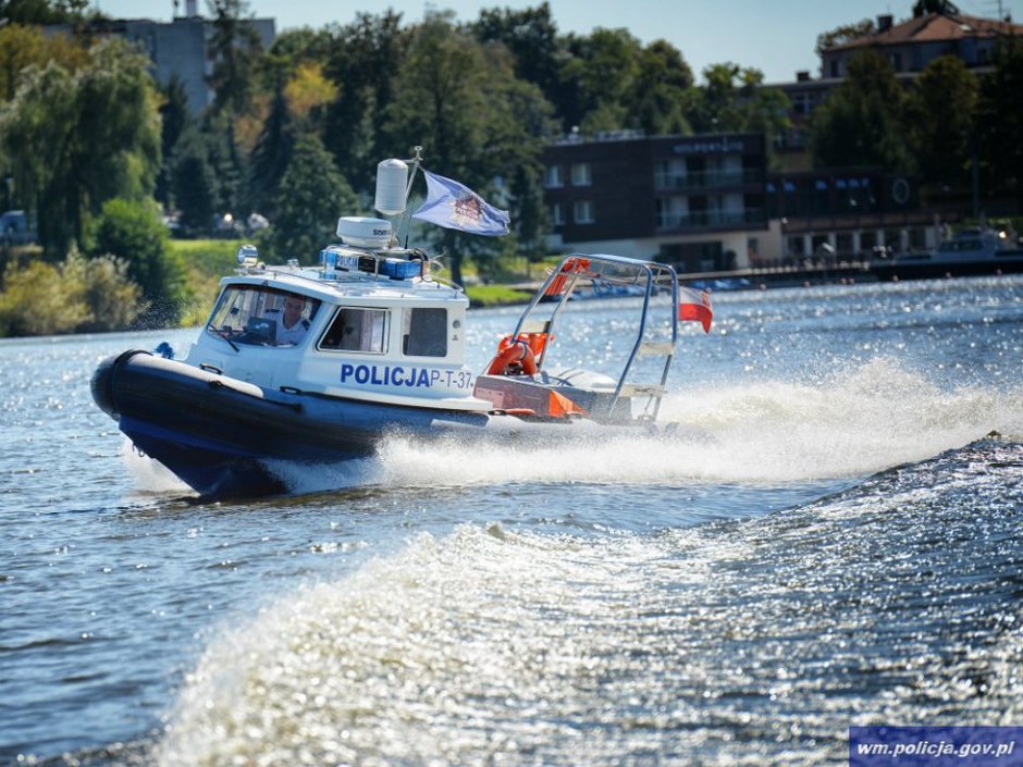 Policyjni wodniacy w akcji. Na jeziorze Ukiel uratowali kajakarzy, w tym dwójkę dzieci