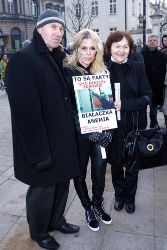 Oszpecona Doda protestuje przeciwko GMO