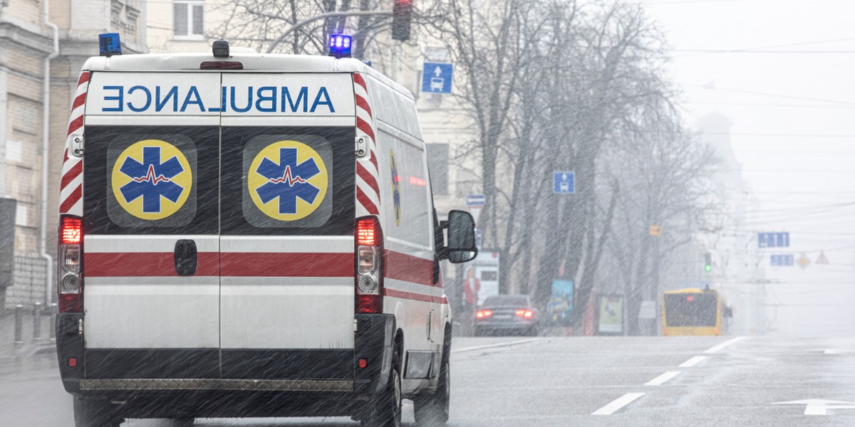 Chrzanów. Miał ponad siedem promili alkoholu. Trafił do szpitala.