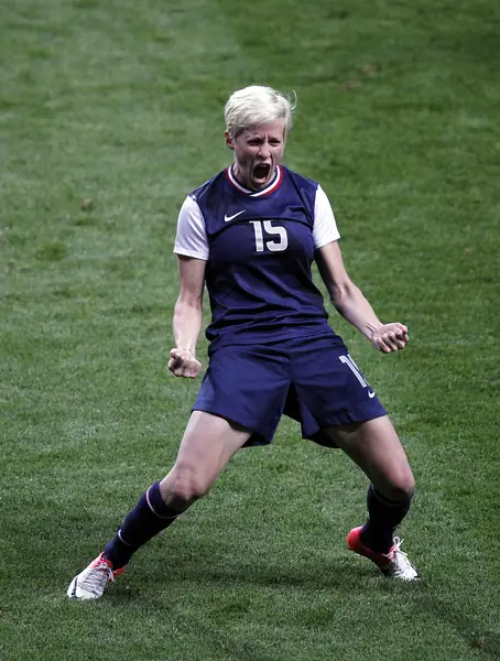 Megan Rapinoe ze Stanów Zjednoczonych świętuje bramkę podczas meczu olimpijskiego na Old Trafford. / Zdjęcie: EMPICS Sport - PA Images via Getty Images