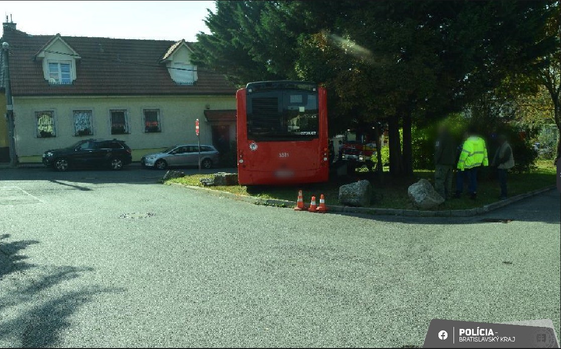 Rozbehnutý autobus v Lamači sa snažil vodič zastaviť holými rukami.