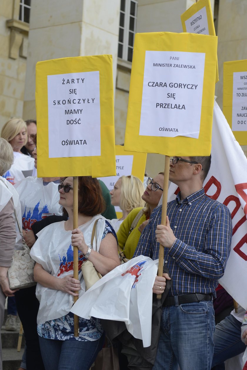 Protest nauczycieli pod urzędem