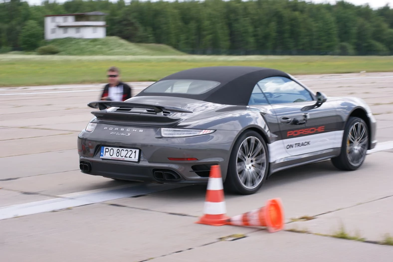 Porsche 911 Turbo S w sprincie