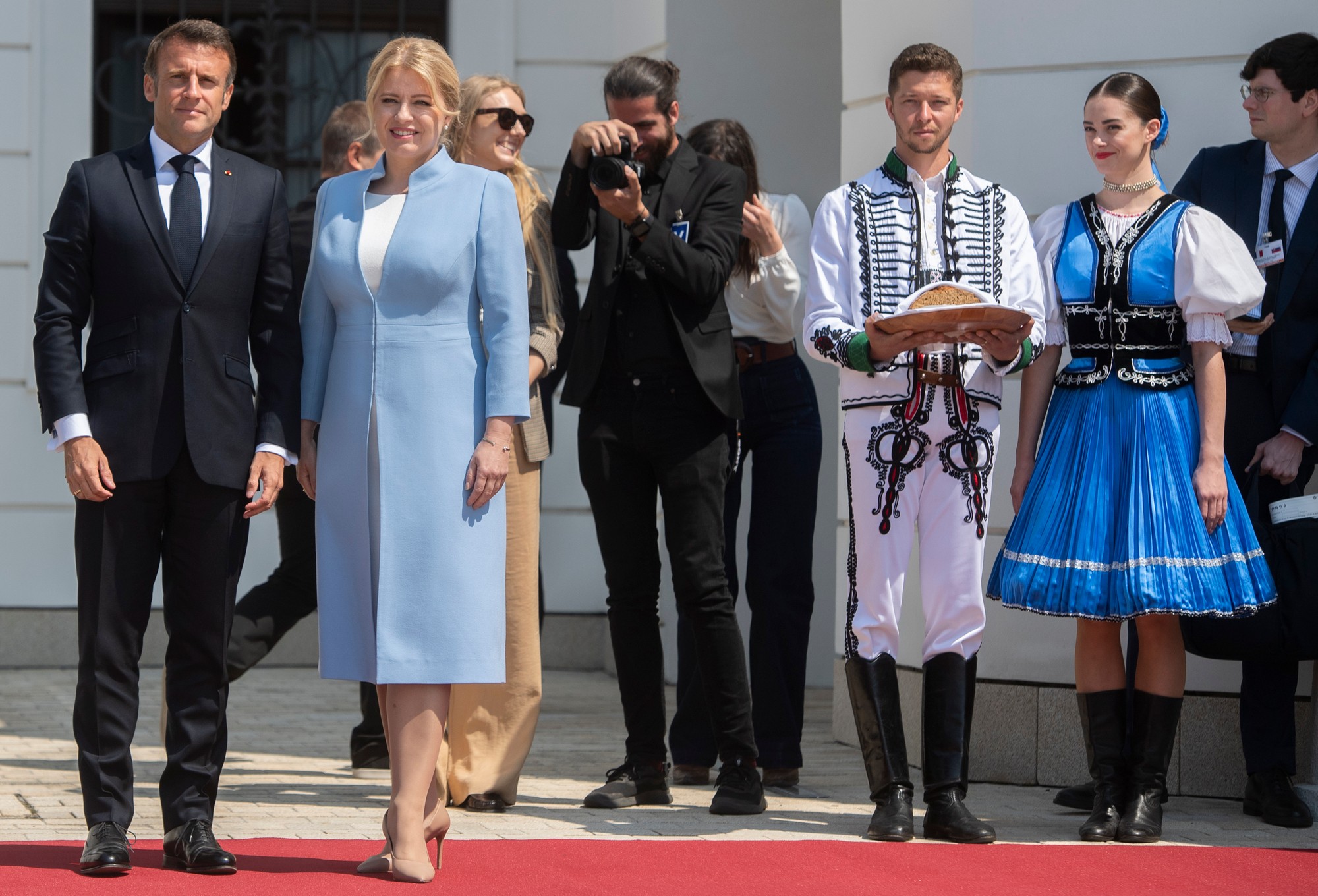 Francúzsky prezident Emmanuel Macron pricestoval na pozvanie prezidentky SR Zuzany Čaputovej na oficiálnu dvojdňovú návštevu Slovenska.