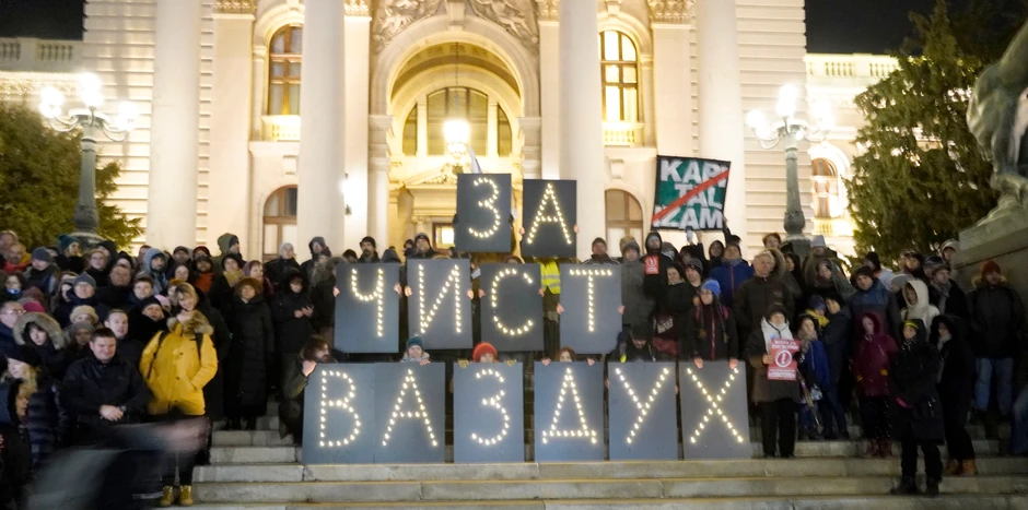 Poruka "Za čist vazduh" ispred Doma Narodne skupštine