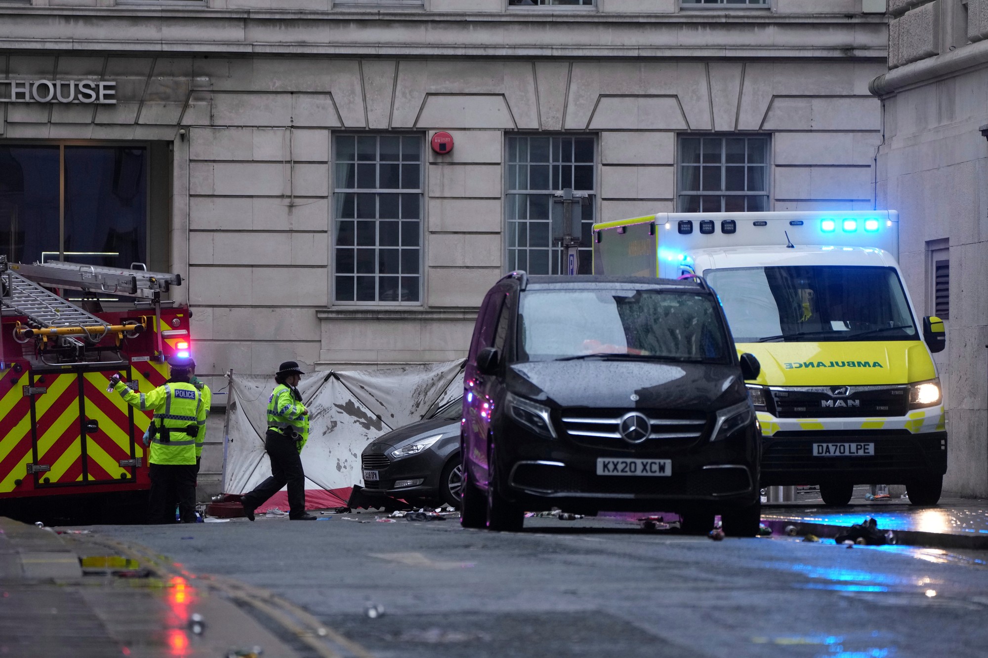 Do davu fanúšikov Liverpoolu počas osláv titulu vrazilo auto.
