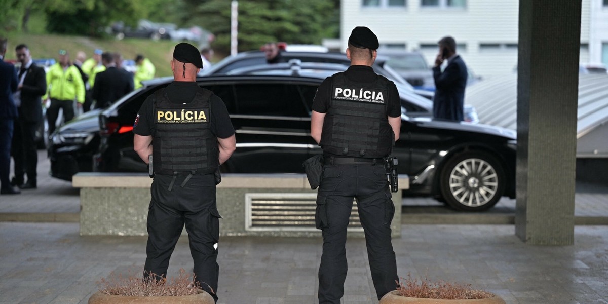 Policjanci na miejscu zamachu na premiera Słowacji