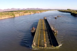 Jak amerykańscy żołnierze budują most na rzece
