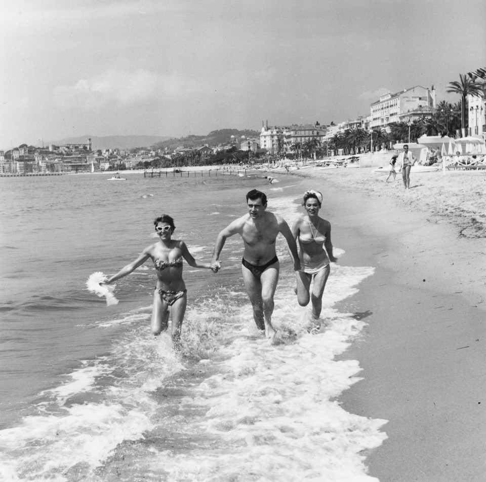 George Baker i Bella Darvi na plaży podczas Festiwalu Filmowego w Cannes w 1956 r.