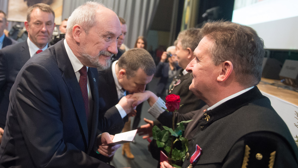 Polska węglem stoi i to się nie zmieni – podkreślił minister obrony narodowej Antoni Macierewicz, który dziś wziął udział w centralnych uroczystościach z okazji Dnia Górnika w Bełchatowie.