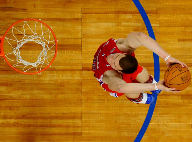 Gwiazdor NBA uderzył głową w tablicę. Zobacz wideo