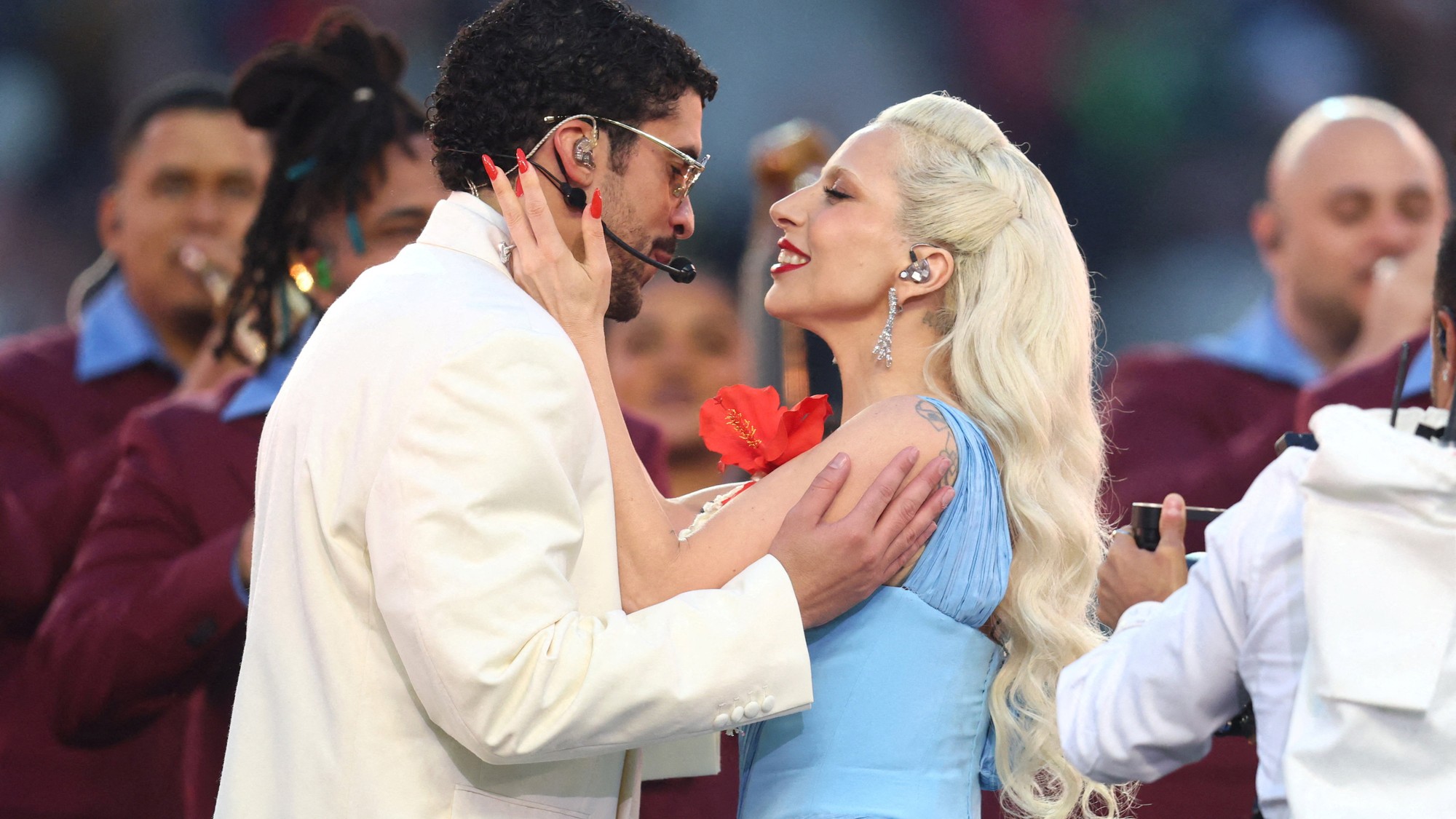 Bad Bunny ovládol včerajší Super Bowl, kde prišiel s jasným politickým odkazom. Vystúpil aj s Lady Gaga, ktorá je tiež známa svojimi postojmi proti Donaldovi Trumpovi.