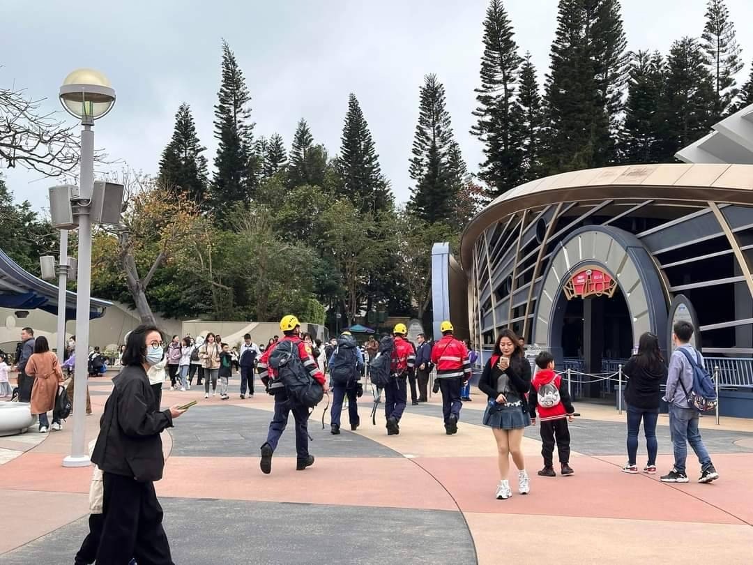 V Disneylande v Hong Kongu sa na horskej dráhe zaseklo 12 ľudí.