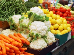 Bazarowe stragany w odwrocie. Polacy wolą galerie handlowe