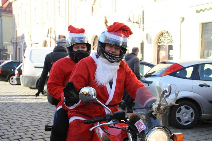 Opole. Przejazd Mikołajów na motocyklach