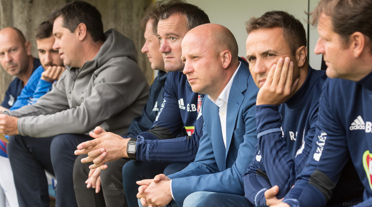 Nikolics edző (középen) csapata 1-1-es döntetlent játszott /Fotó: molvidi.hu