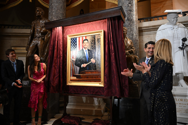 Odsłonięcie portretu Paula Ryana w kongresowej galerii na Kapitolu, 17 maja 2023