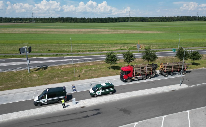 Patrol ITD zatrzymał zespół pojazdów przewożący ładunek drewna