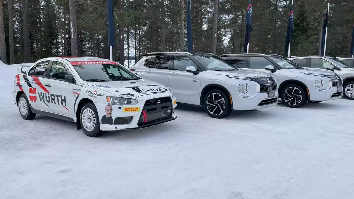 Obok Mitsubishi Outlander PHEV nie bez powodu stoi rajdowy Lancer Evo X