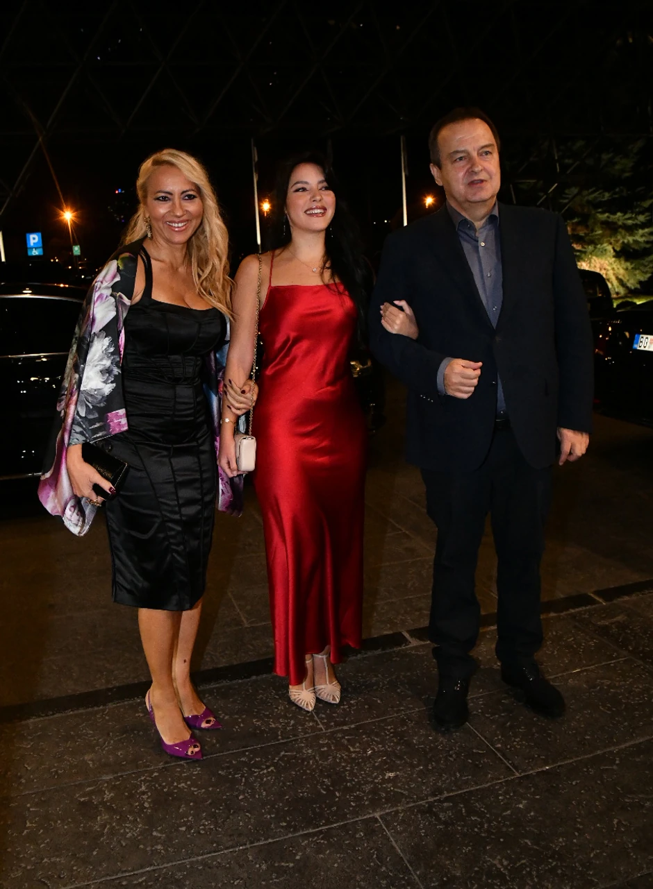 Ivica Dačić sa ćerkom i ženom na rođendanu ćerke Aca Pejovića