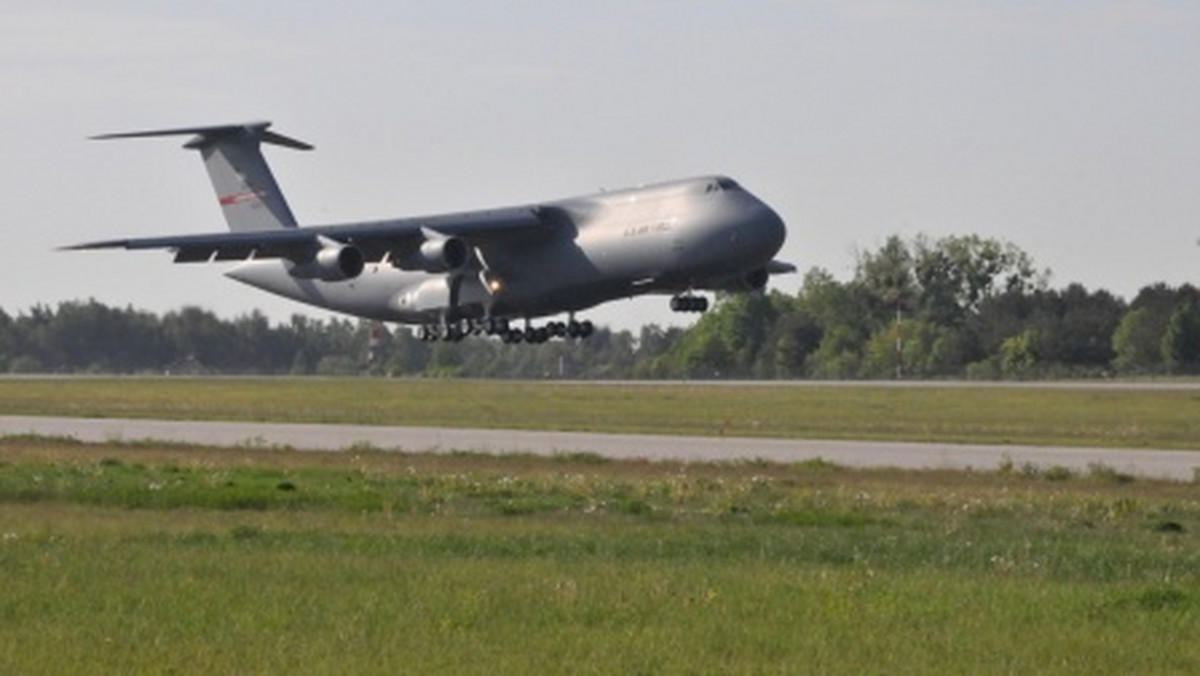 Przygotowania do ćwiczeń ANAKONDA-16. Amerykański samolot transportowy C-5B Galaxy już na miejscu